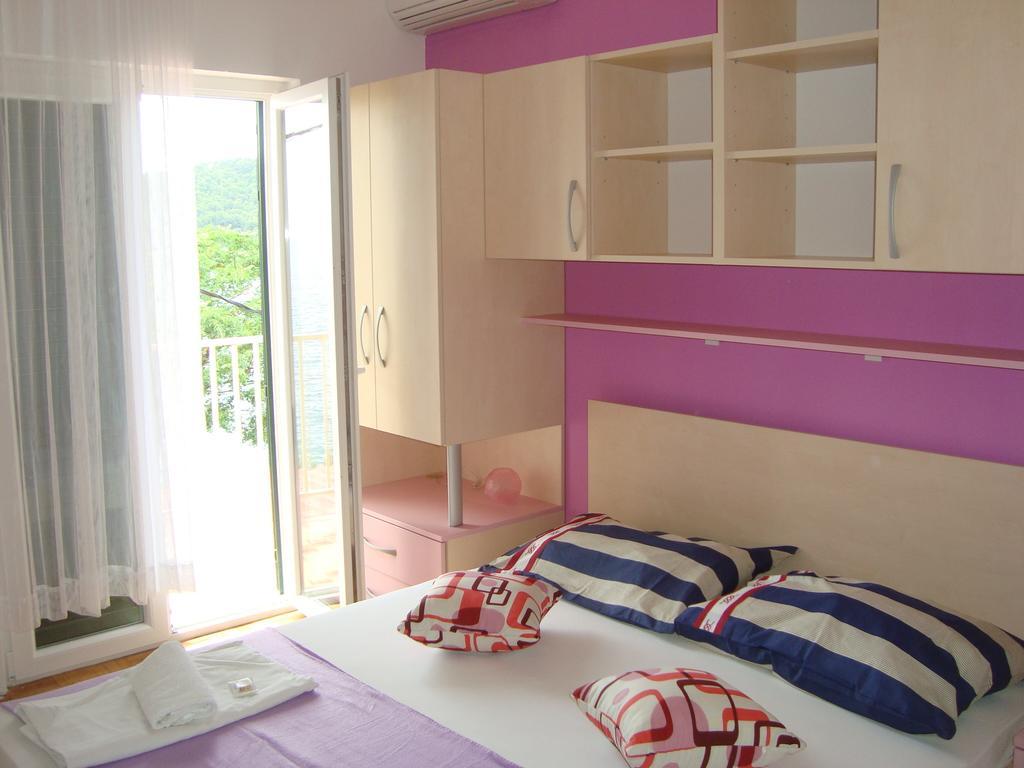 Apartments Kiro Milna  Rum bild