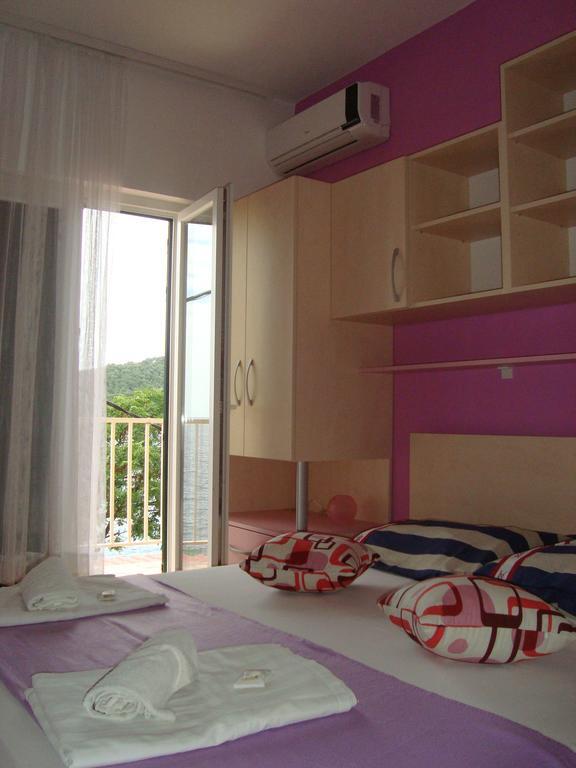 Apartments Kiro Milna  Rum bild