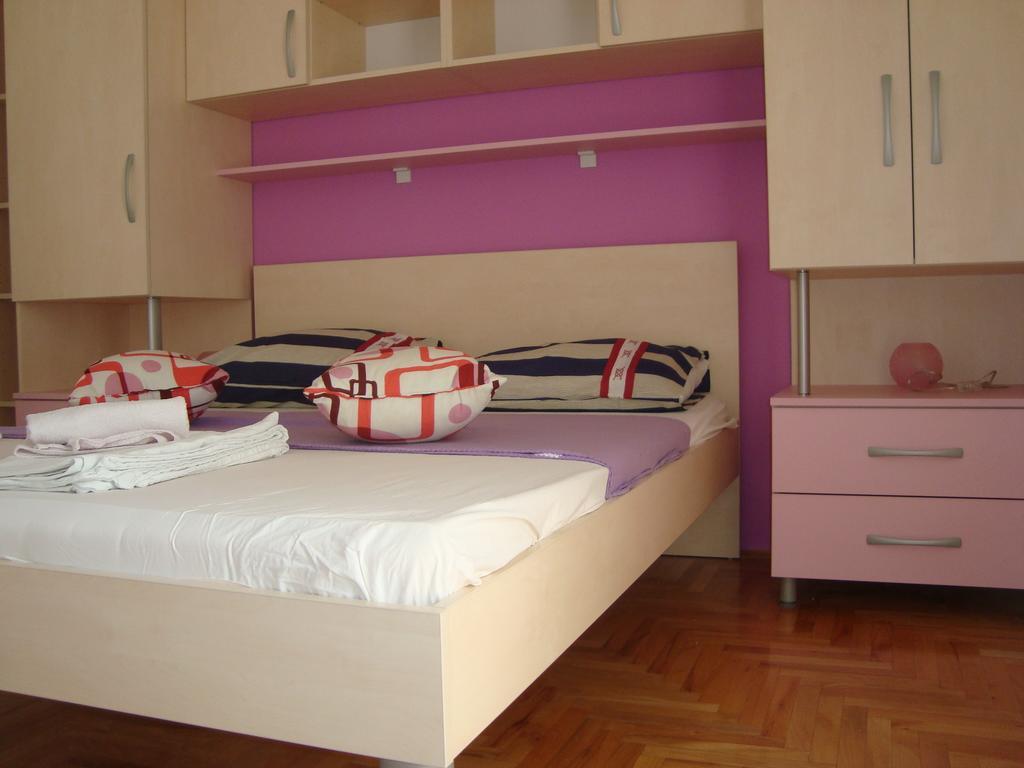 Apartments Kiro Milna  Rum bild