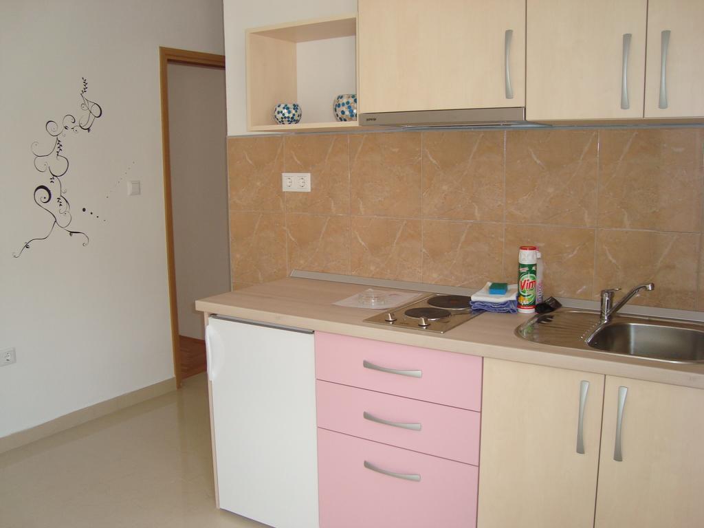 Apartments Kiro Milna  Rum bild